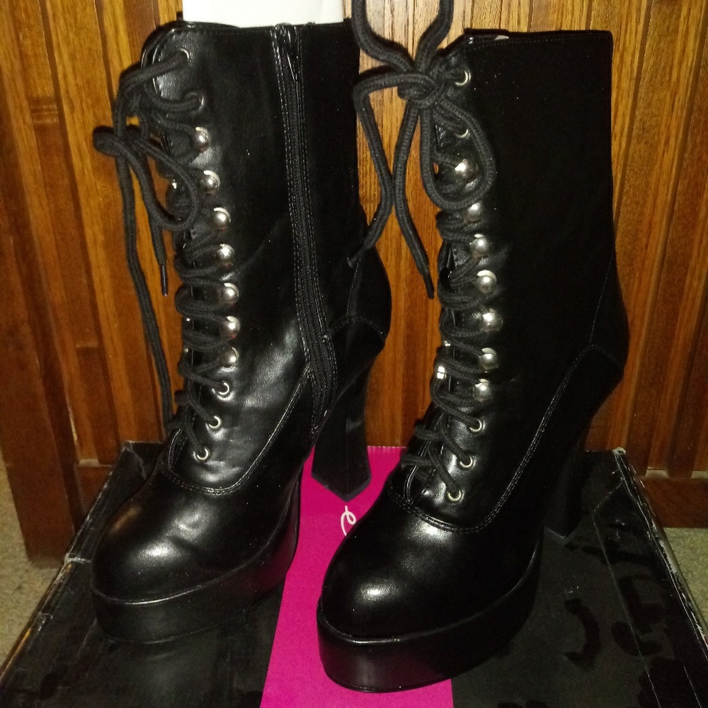 Ellie Boots 8 NIB